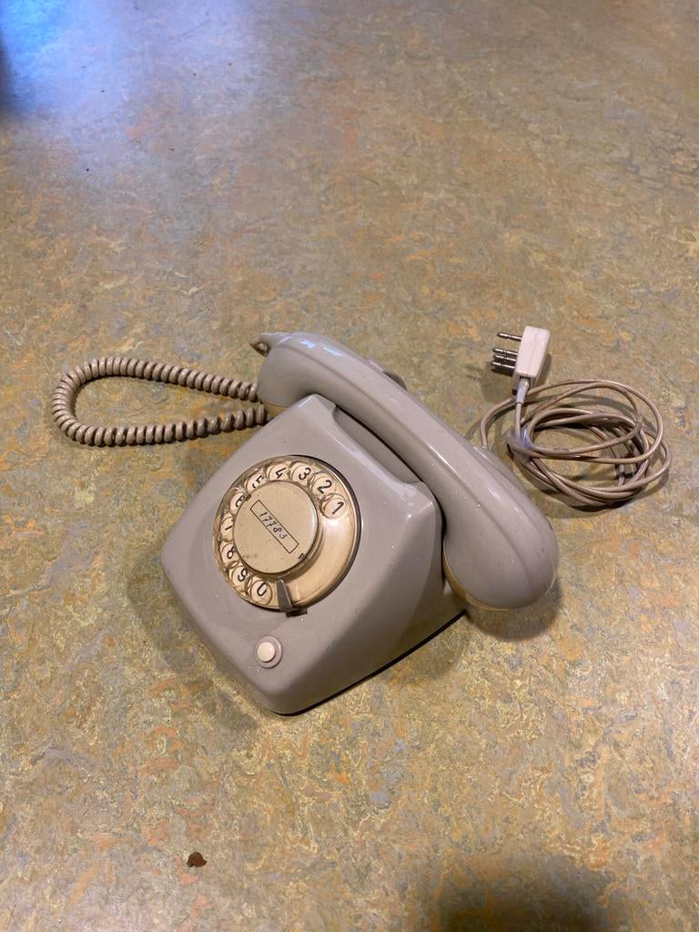 Retro vaste telefoon met snoer, klassieke vintage oude bedrade thuistelefoon, ouderwetse vaste bureautelefoon voor kantoorcafé-bardecoratie(geel