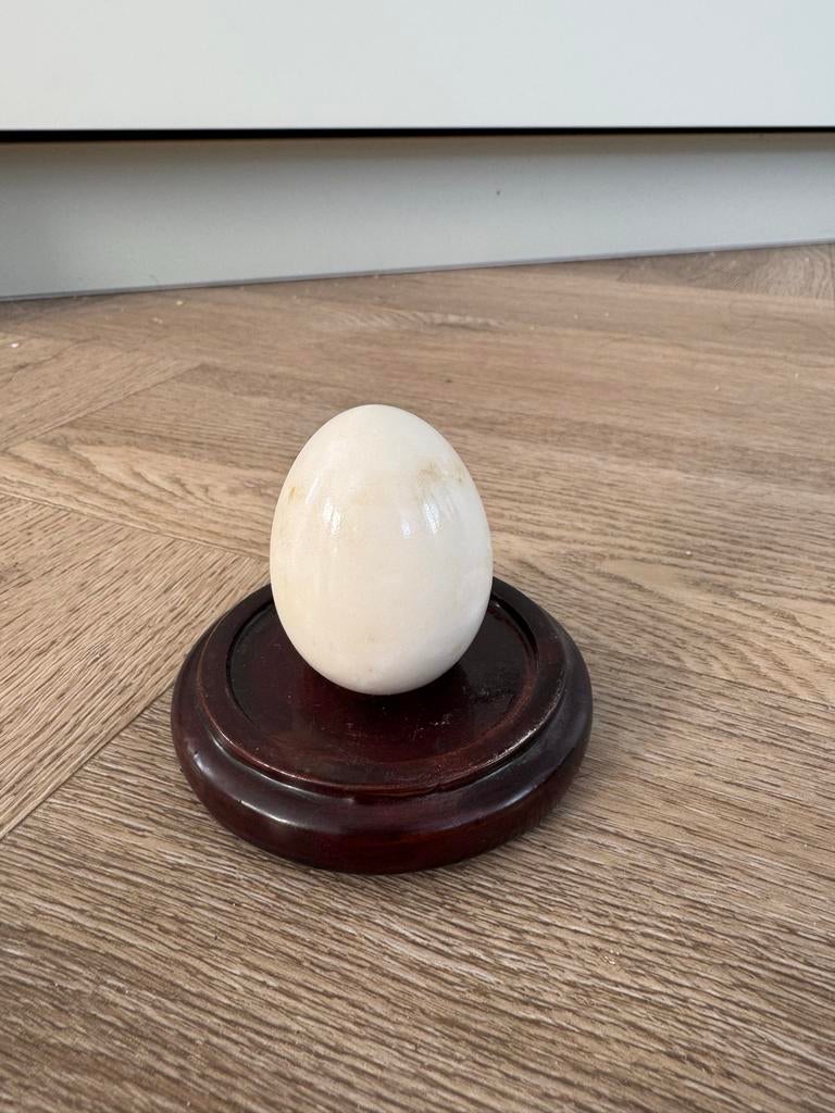 Elegant Marmeren Ei op Houten Standaard, Antiek en Kunst, Ophalen