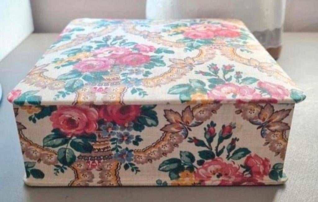 Brocante stoffen doos V&D inclusief 22 stoffen doekjes, Antiek en Kunst, Curiosa en Brocante, Ophalen of Verzenden