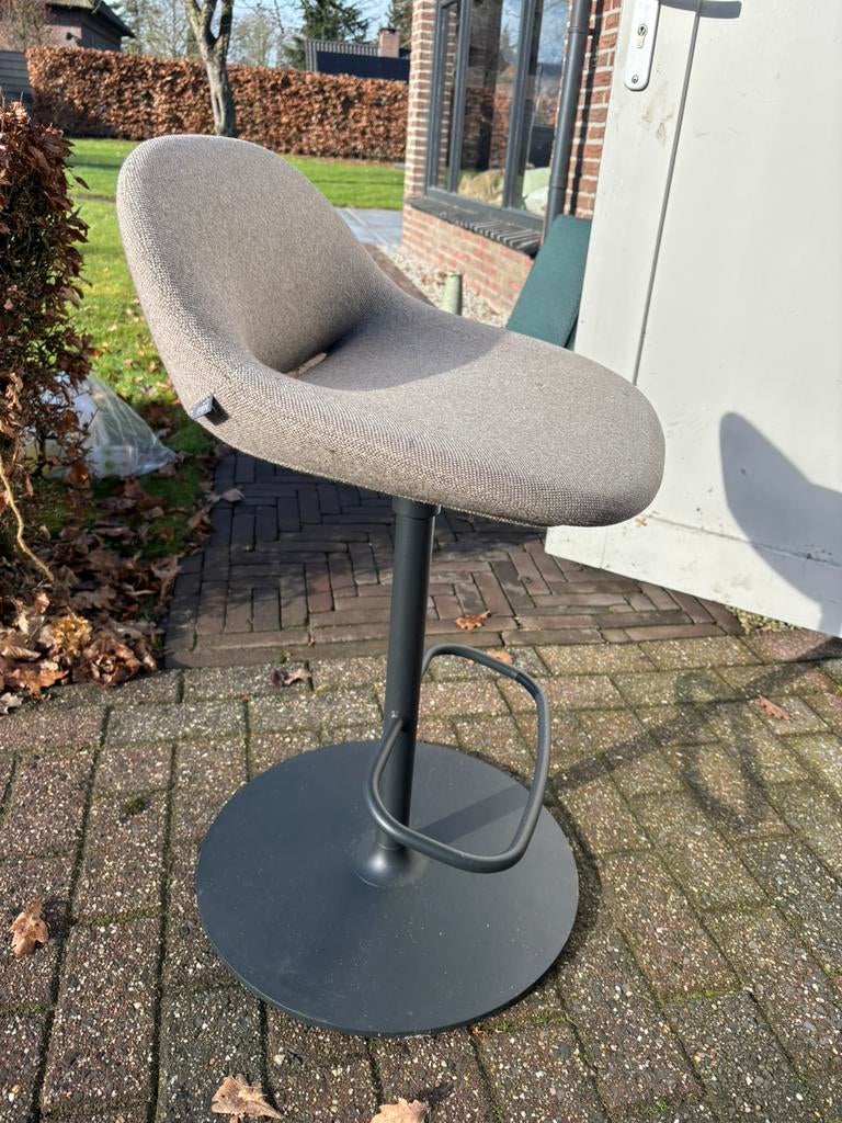 Artifort Beso barstoel, Huis en Inrichting, 1 kruk, Ophalen, Zo goed als nieuw, 60 tot 90 cm