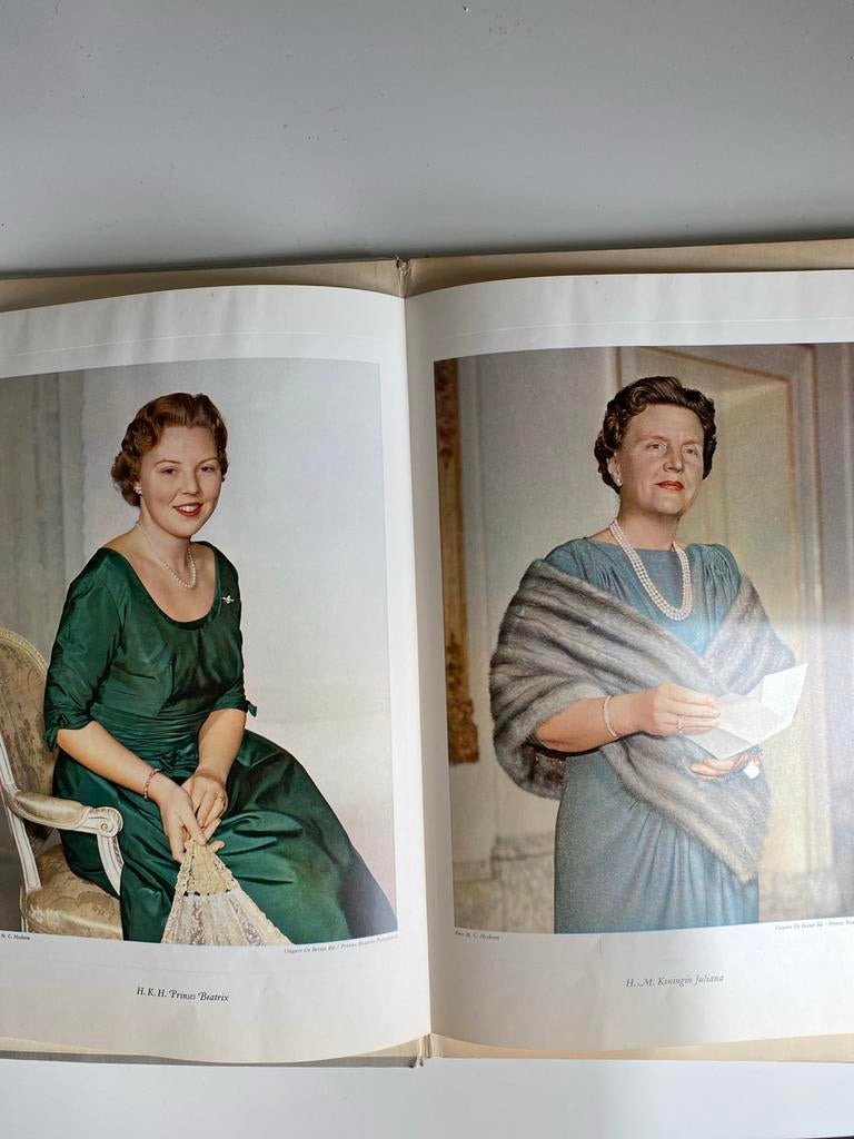 Boek ‘Zo leeft Wilhelmina voort’, Ophalen of Verzenden, Gebruikt, Nederland, Tijdschrift of Boek