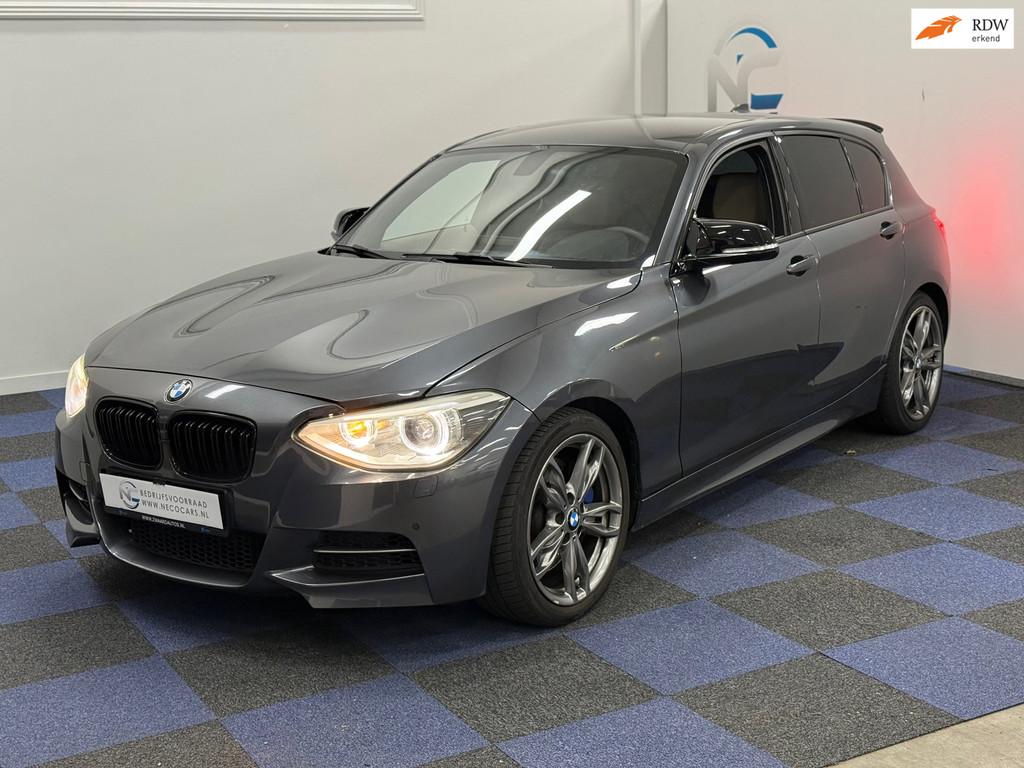 BMW 1-serie M135i xDrive Business / RIJDT SCHAKELT GOED / DE, Auto's, Gebruikt, Bedrijf, Zilver of Grijs, Hatchback