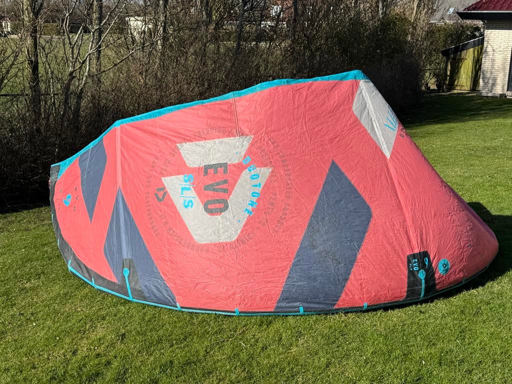 Duotone EVO SLS 2022 Kitesurf Kite 9 meter, Watersport en Boten, Kitesurfen, Gebruikt, 9 m², Geen board, Ophalen of Verzenden