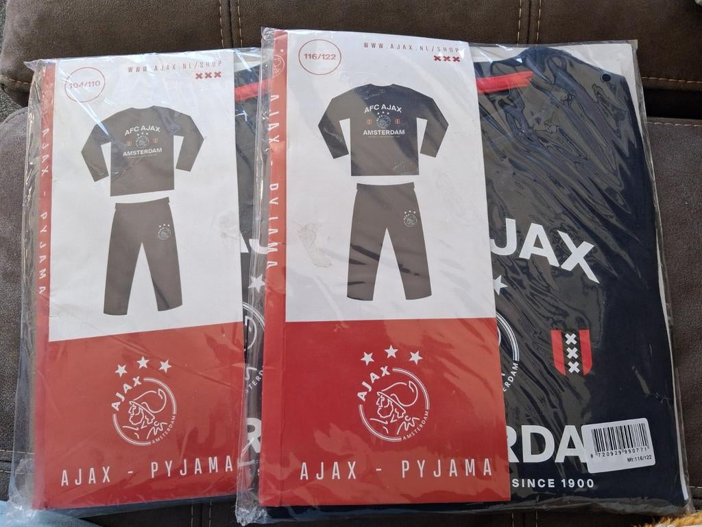 AJAX PYAMA 'S.   DE LAATSTE 1 X 104/110. 1 X 116 /122, Sport en Fitness, Voetbal, Maat XS of kleiner, Ophalen of Verzenden, Nieuw