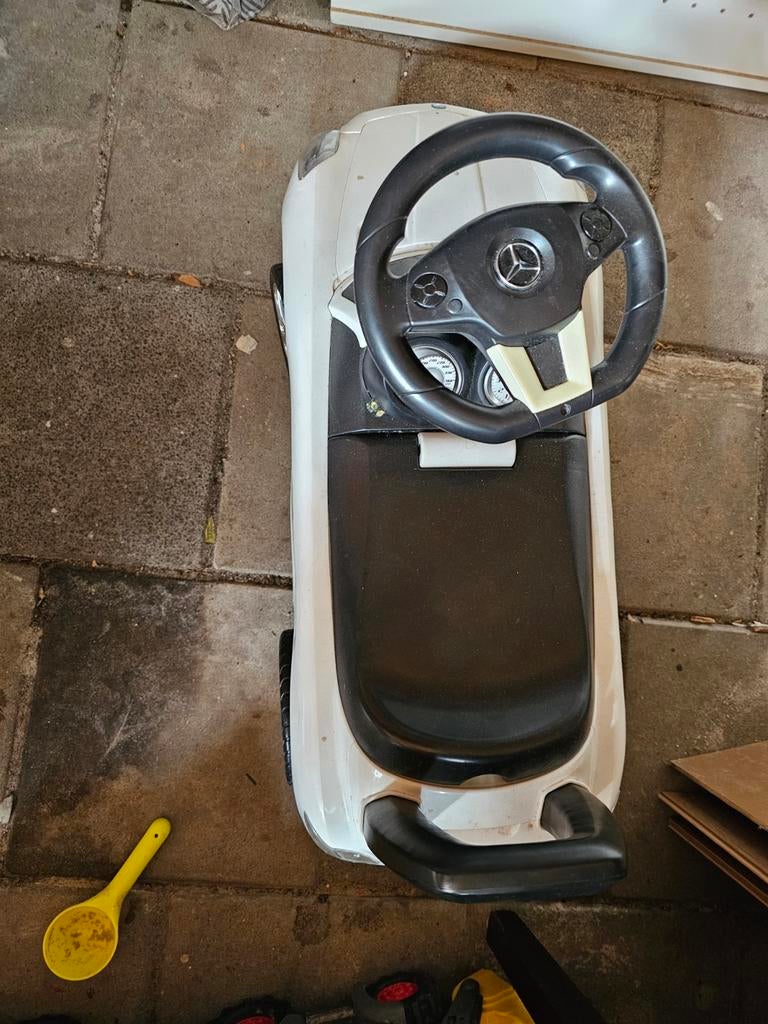 Witte Mercedes loopauto, Ophalen