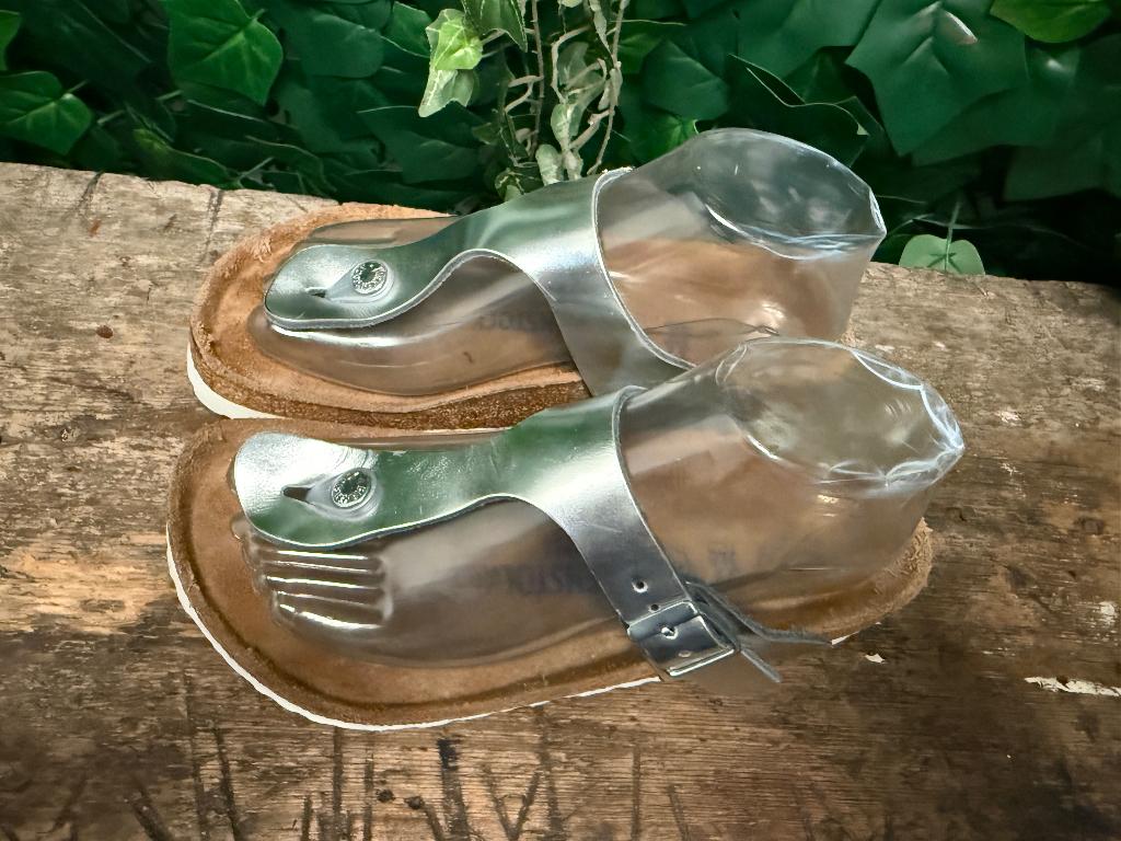 gewoon Nieuwe mooie slippers van Birkenstock maat 37, Slippers, Nieuw, Ophalen of Verzenden, Birkenstock
