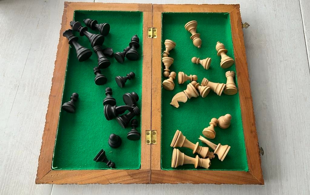 Schaakspel in houten kist wat speelbord is 39x39cm, Ophalen of Verzenden, Zo goed als nieuw