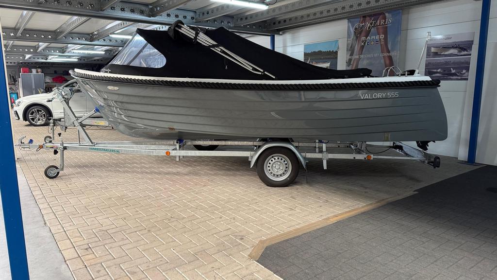 Valory V555 Sloep - Perfect voor ontspannen vaartochten, Ophalen, 10 tot 30 pk, Zo goed als nieuw, 3 tot 6 meter