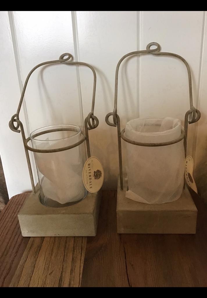 Twee nieuwe waxine / windlichten van Riverdale metalen voet., Ophalen of Verzenden, Zo goed als nieuw, Overige materialen, Minder dan 25 cm