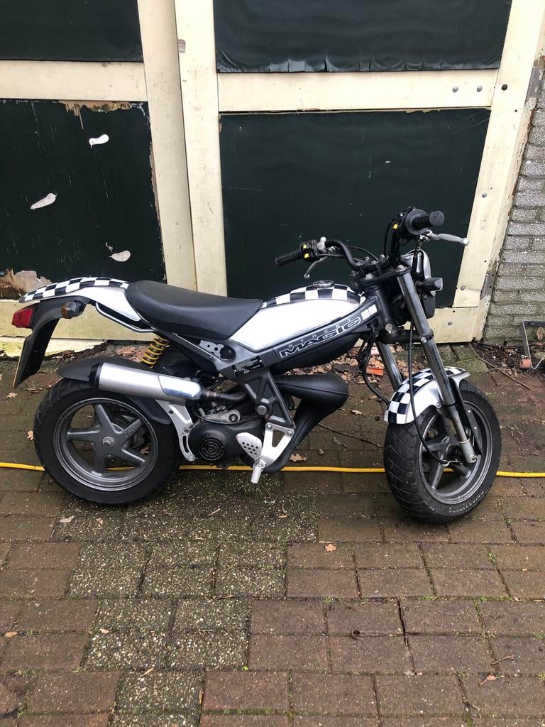 Suzuki Streetmagic - nl kenteken - Slechts 4775 km!, Fietsen en Brommers, Ophalen of Verzenden, Zo goed als nieuw, Benzine
