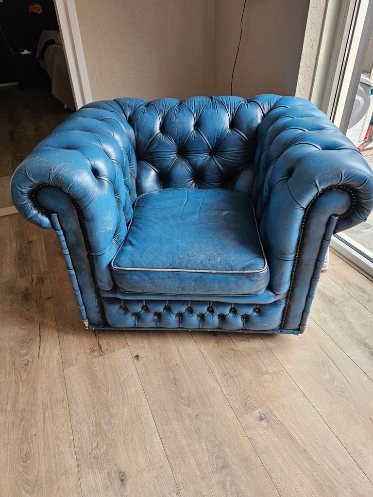 Chesterfield origineel blauw low back club armchair, Huis en Inrichting, Ophalen, 75 tot 100 cm