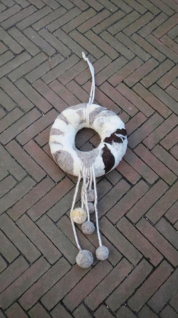 Deur krans schapenwol, gevilte wol, wollen krans met bollen, Huis en Inrichting, Woonaccessoires | Kransen, Verzenden, Nieuw