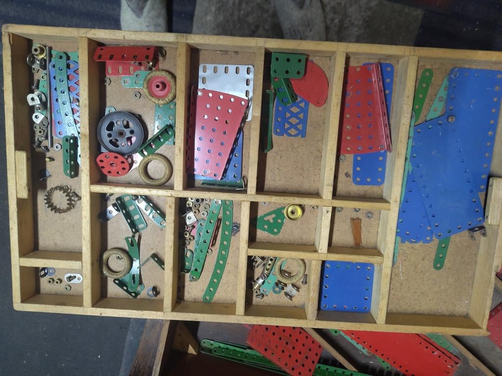 Meccano onderdelen in houten kist, Ophalen