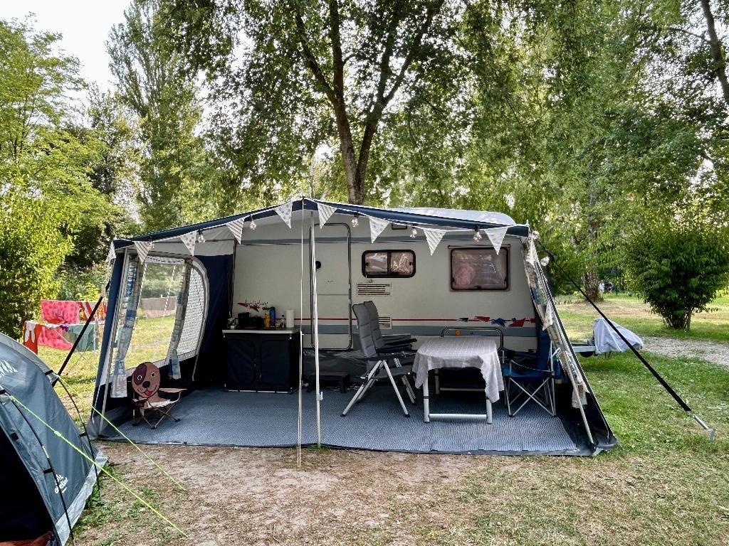 🍀Goed onderhouden Bürstner Holiday Caravan, 4 slaapplaatsen, Koelkast, Vast bed, 7 tot 8 meter, Treinzit