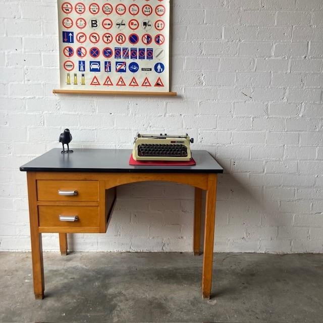Retro vintage mid-century (school) bureau, Huis en Inrichting, Bureaus, Met lades, Gebruikt, Hout, Schoolbureau