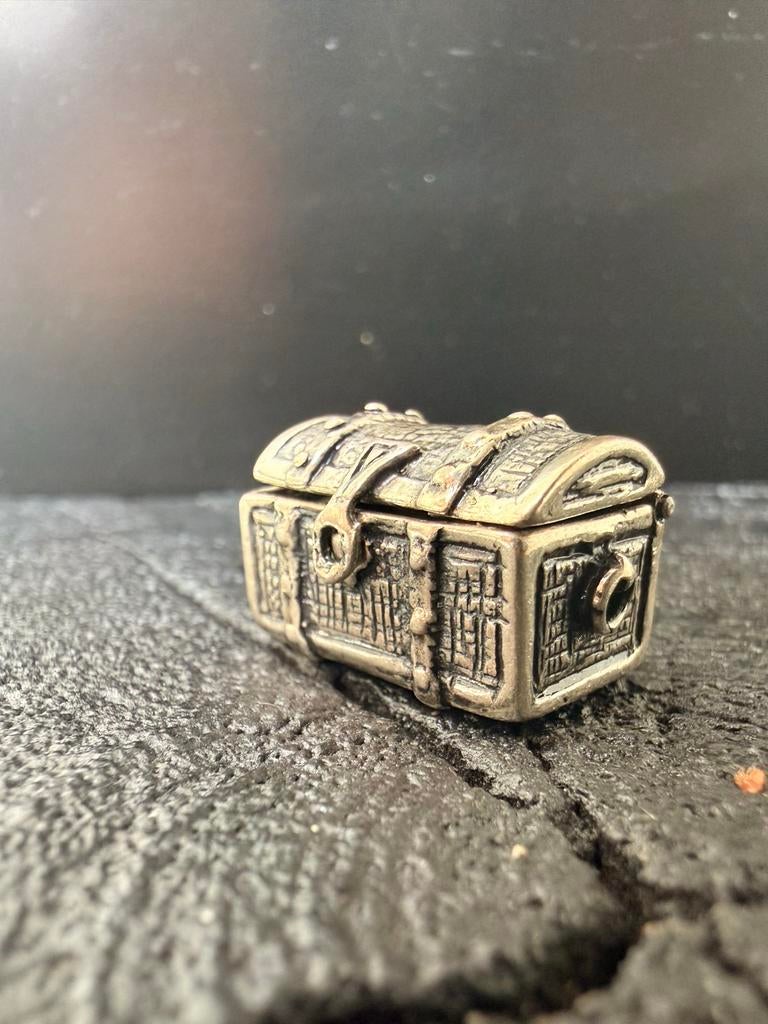 Zilveren miniatuur schatkistje / pillendoosje, Verzenden, Zilver