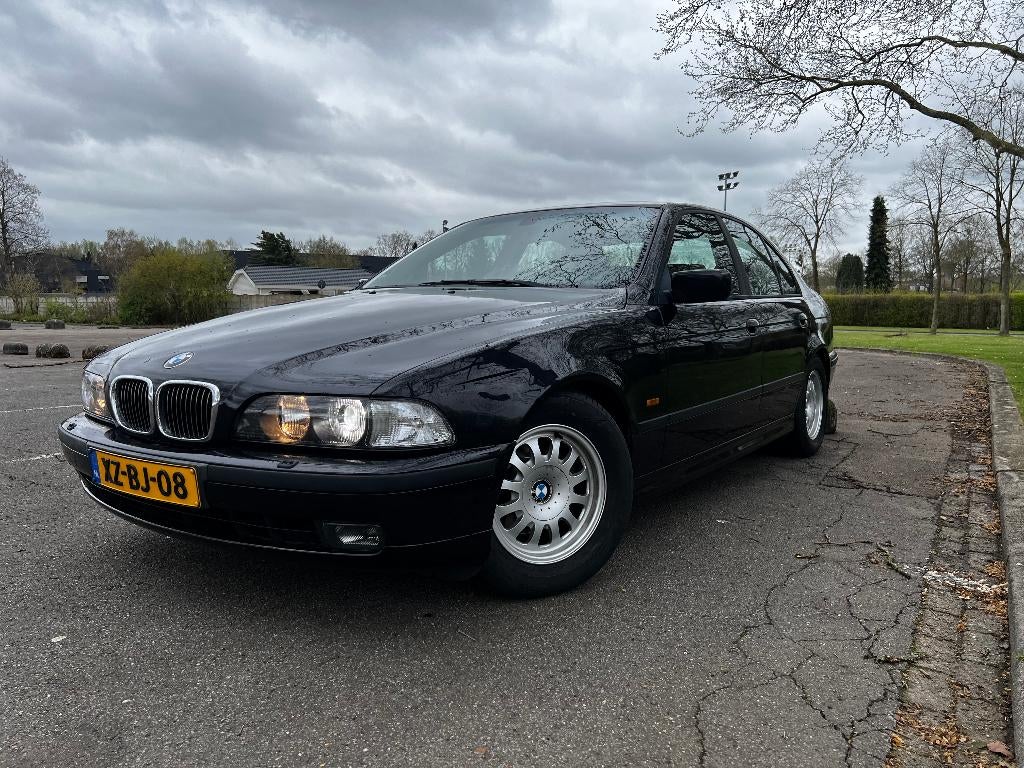 BMW 528i E39 Sedan | Xenon | Apple CarPlay | Trekhaak |, Auto's, Automaat, Achterwielaandrijving, Zwart, 2000 kg