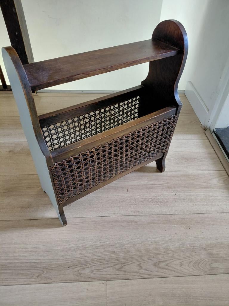 Vintage krantenbak met rieten detail, Huis en Inrichting, Woonaccessoires | Krantenbakken en Lectuurbakken, Ophalen of Verzenden