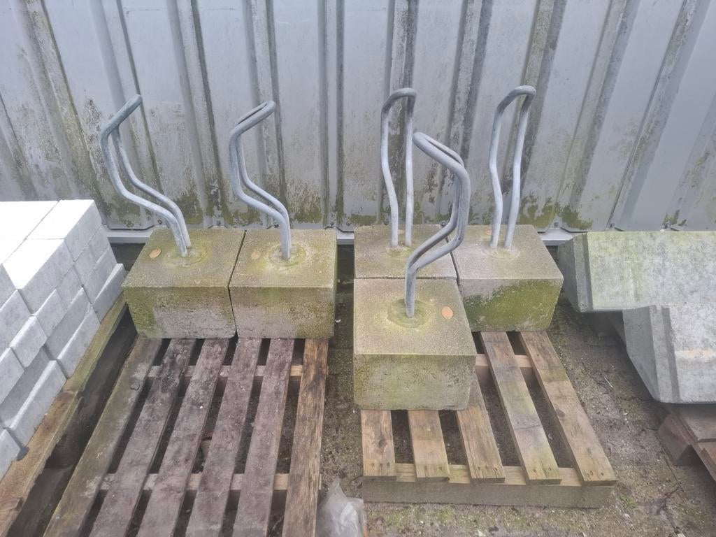 Fietsenrek in/met beton blok, Fietsen en Brommers, Fietsaccessoires | Fietsenrekken, Ophalen