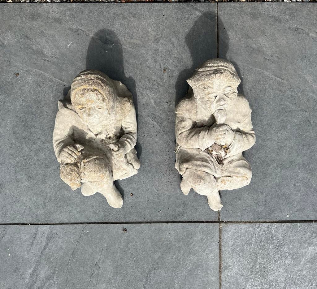 Tuinbeelden: Twee Gebochelde Brocante Figuren, Tuin en Terras, Tuinbeelden, Ophalen of Verzenden, Gebruikt, Beton, Mensenbeeld