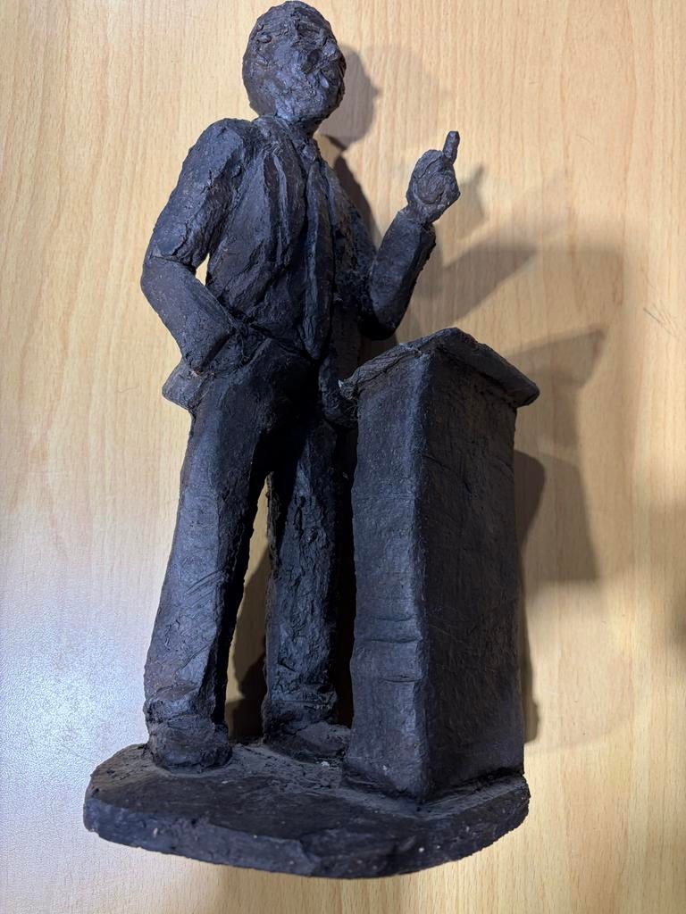 Beeldje van spreker achter katheder - 33 cm hoog, Ophalen of Verzenden, Gebruikt, Mens