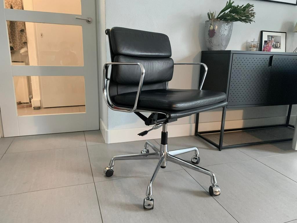 Vitra Eames ea217 softpad zwart leer / chroom, Huis en Inrichting, Bureaustoelen, Vitra, Zwart, Ophalen of Verzenden, Zo goed als nieuw