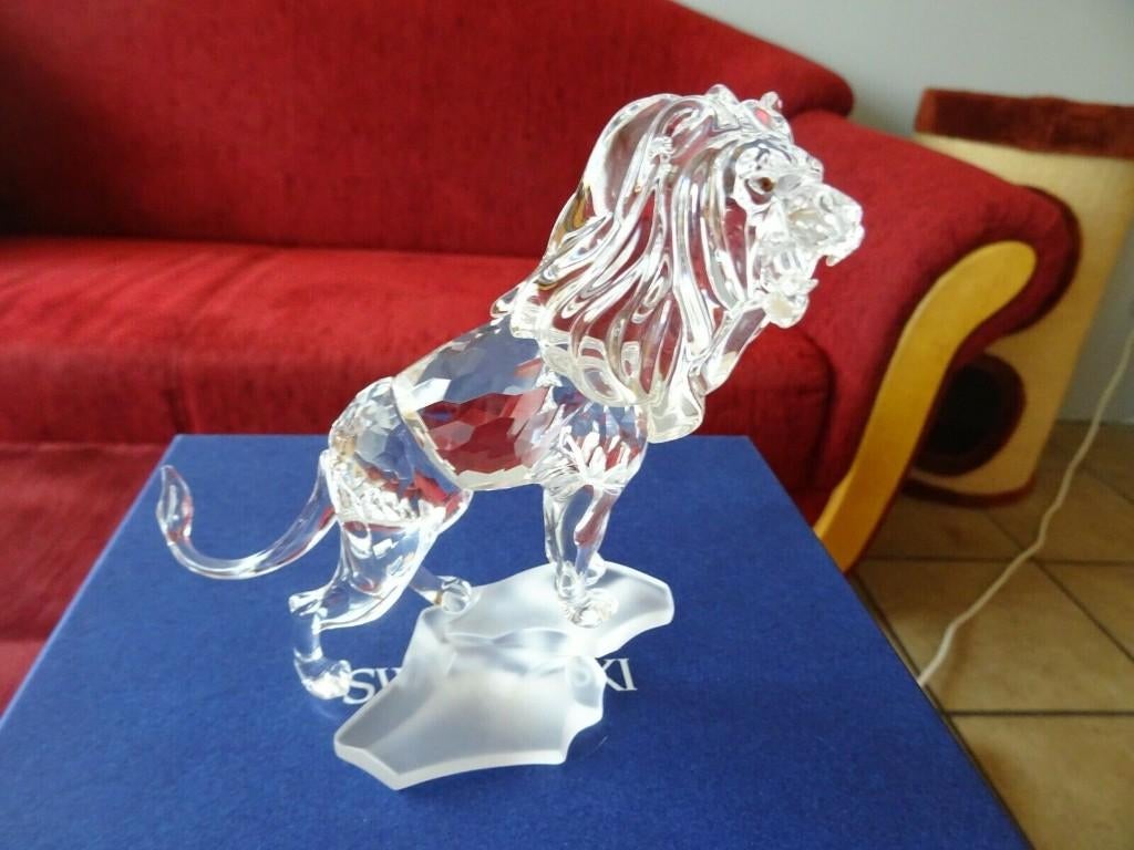 Swarovski Leeuw op rots incl.doos en certificaat, Ophalen of Verzenden, Nieuw, Figuurtje