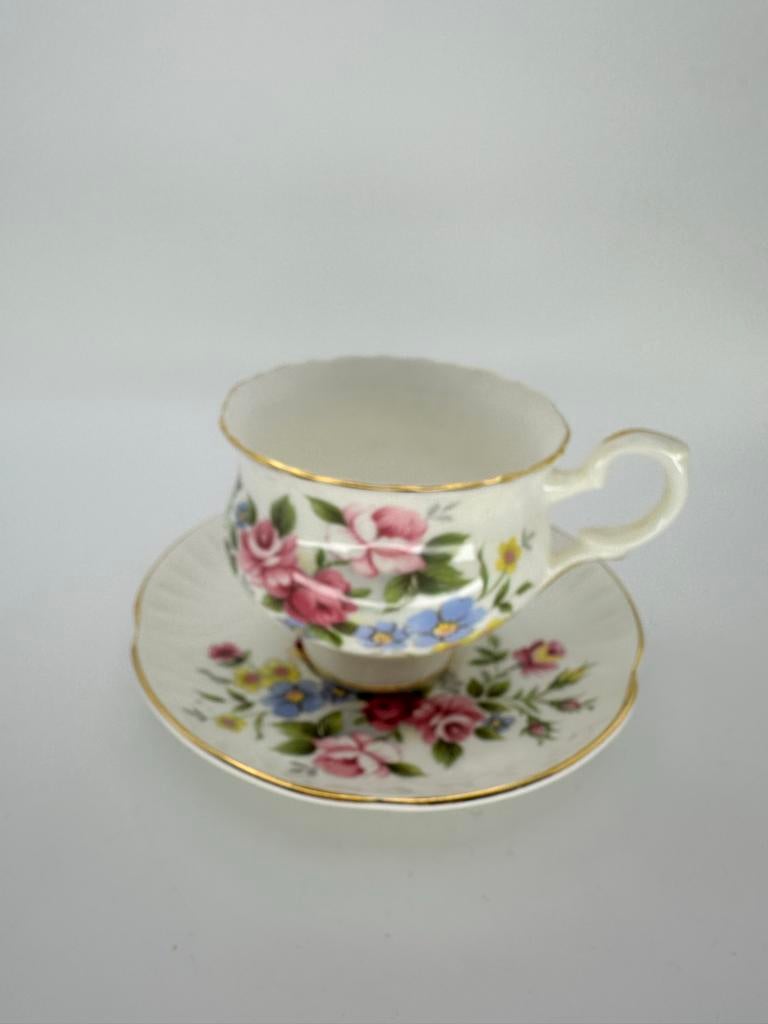 Vintage Crown Staffordshire The Rose Thee kop en schotel, Antiek en Kunst, Antiek | Porselein, Ophalen of Verzenden