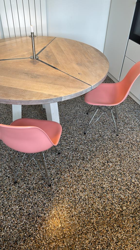 2 design stoelen in de stijl van Charles en Ray Eames, Huis en Inrichting, Stoelen, Ophalen, Kunststof, Gebruikt, Twee