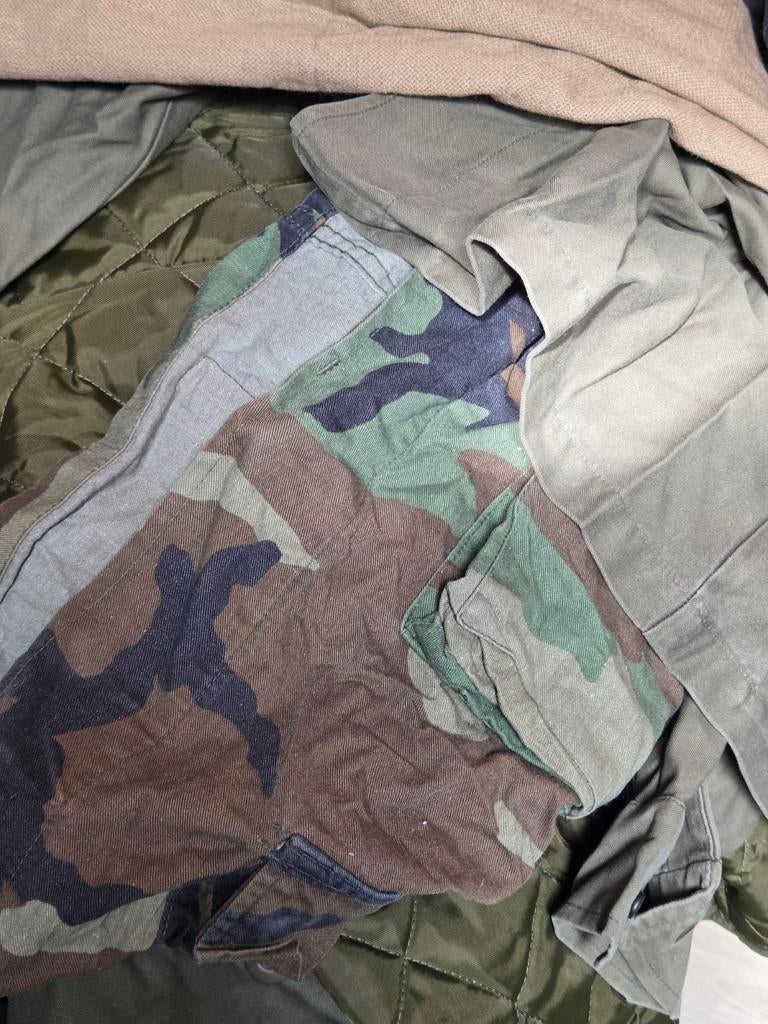 Plunjebaal met diverse legerkleding, Ophalen