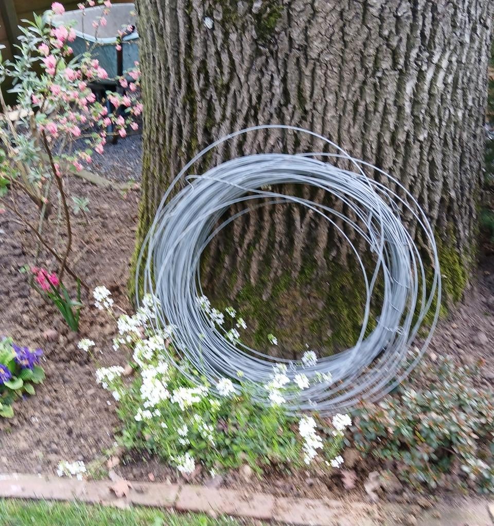 Gegalvaniseerd gladdraad en isolatoren., Ophalen, Zo goed als nieuw, 20 meter of meer, Gaas