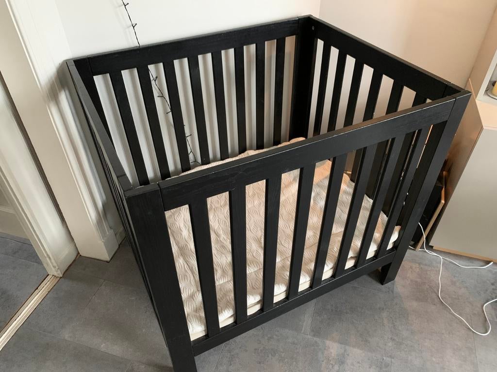 Zwarte houten box 100x100 cm met matras en Jollein boxkleed, Ophalen, Gebruikt, Vierkant, In hoogte verstelbaar