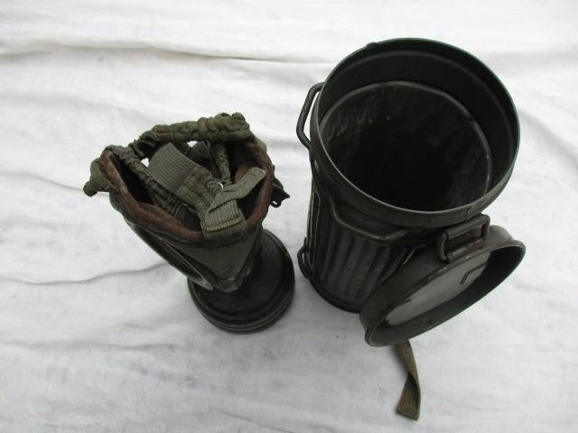 duitse KM gasmasker met bus, Verzamelen, Militaria | Tweede Wereldoorlog, Ophalen of Verzenden, Landmacht, Duitsland, Overige typen
