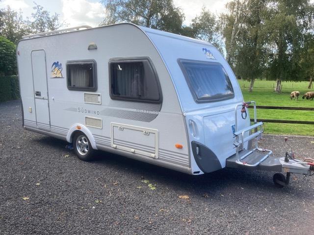 caravan Knaus 420 QD Sudwind Gold Edition, Caravans en Kamperen, Caravans, Treinzit, 750 - 1000 kg, Knaus, Kachel