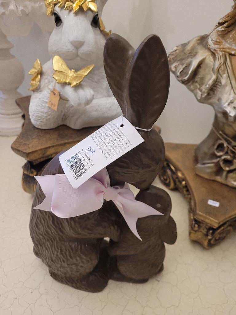 Beeldje paashaas moeder met kind lijkt net echte chocolade