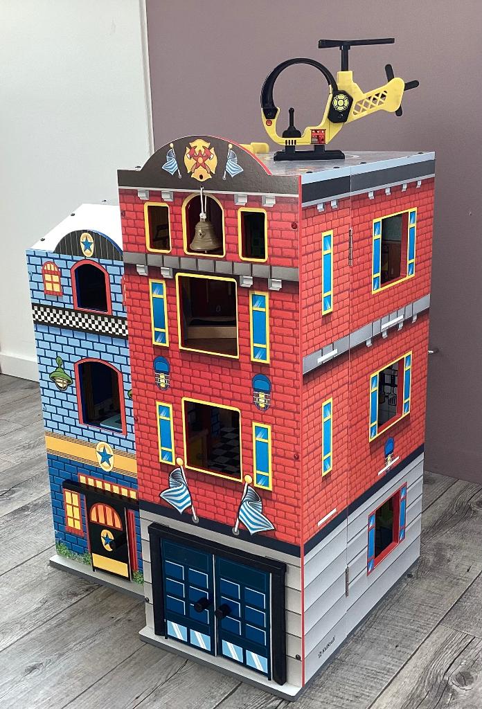Houten poppenhuis brandweer politie Kidkraft, Kinderen en Baby's, Speelgoed | Poppenhuizen, Ophalen, Zo goed als nieuw, Poppenhuis