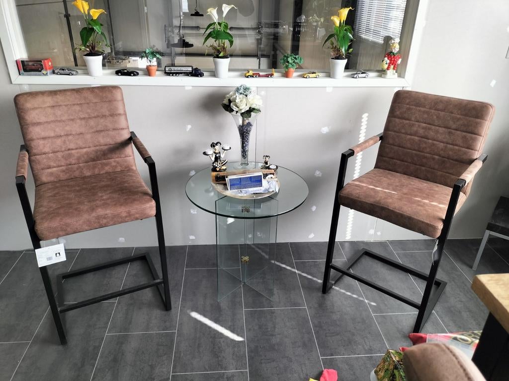 Twee barkrukken Lizzy van Leen Bakker met glazen tafeltje., 2 krukken, Ophalen, 60 tot 90 cm