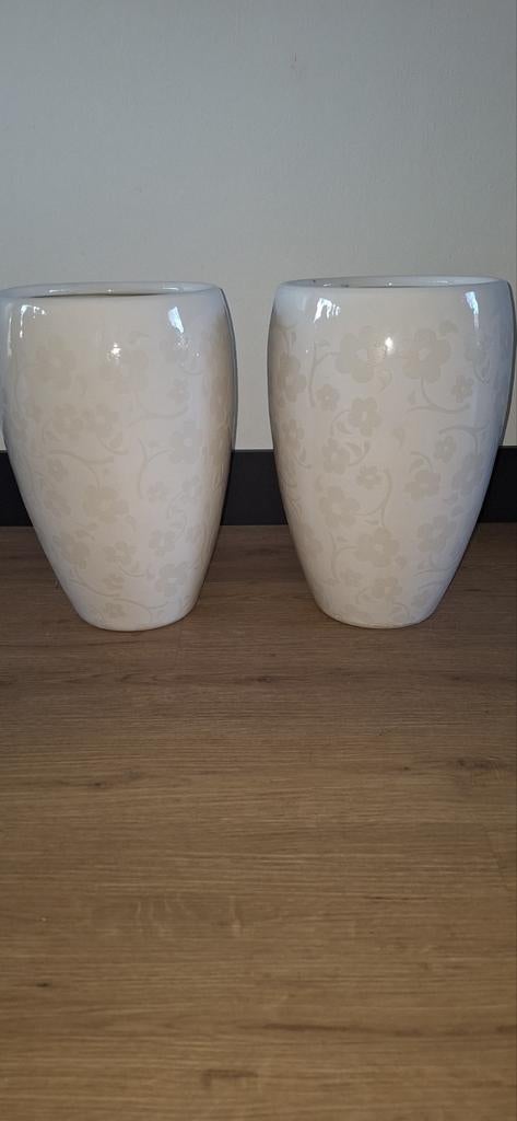 Set van 2 witte bloempotten met bloemmotief, Tuin en Terras, Bloempotten, Rond, Binnen, Zo goed als nieuw, Aardewerk