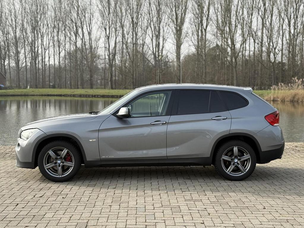 BMW X1 sDrive20i, Euro 5, Zwart, 4 cilinders, 14 km/l