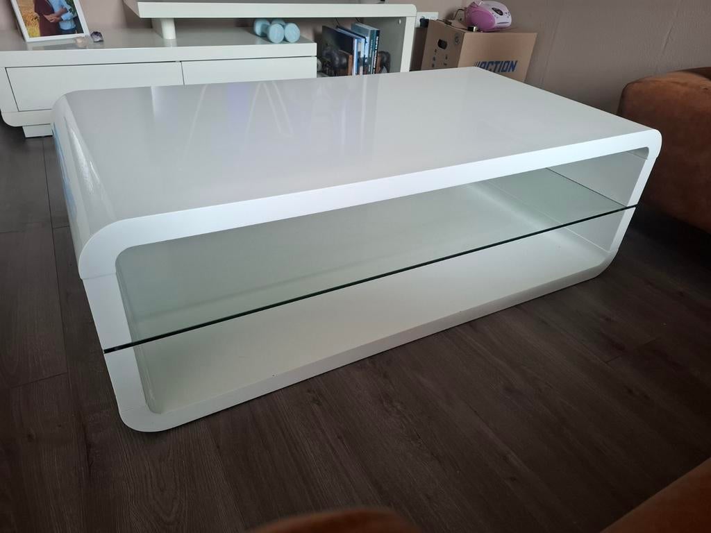 Hoogglans witte salontafel met glasplaat, Huis en Inrichting, Tafels | Salontafels, Ophalen, Gebruikt, 100 tot 150 cm, 50 tot 100 cm