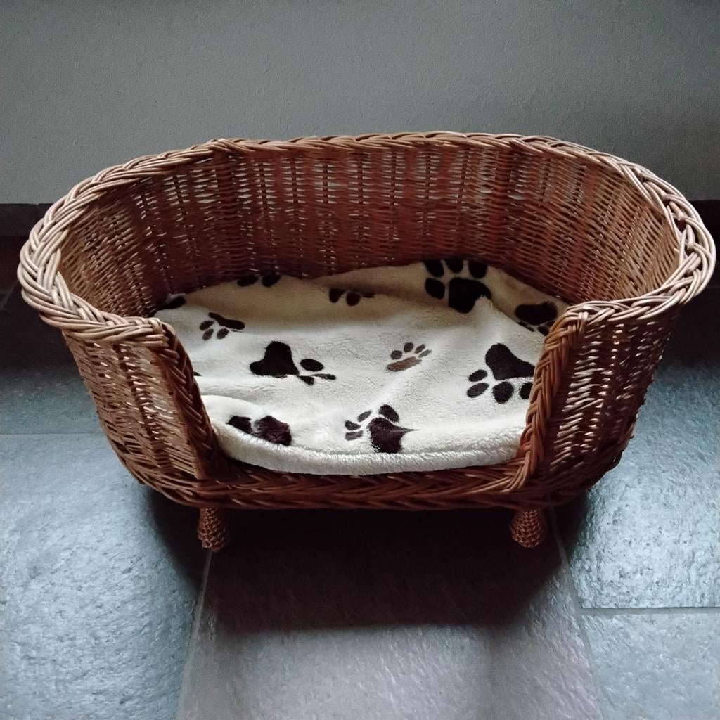 Stevige hondenmand op pootjes met kleed, 70x40x35, Ophalen of Verzenden, Overige