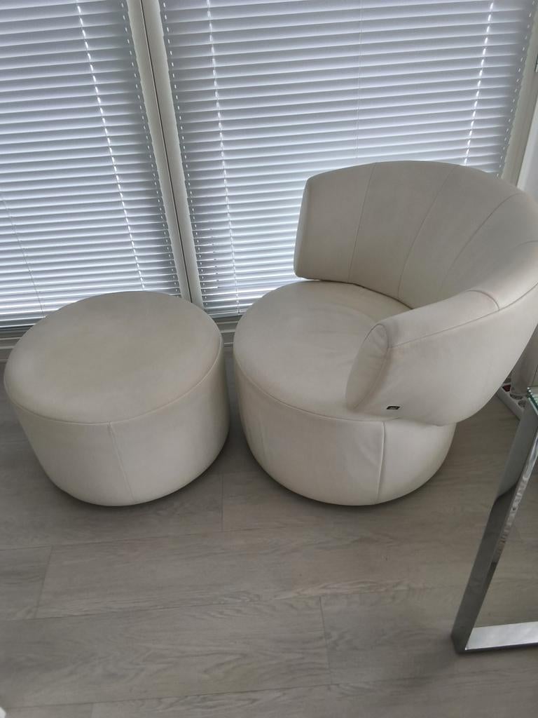 Leren fauteuil Rolf Benz met poef, wit, Huis en Inrichting, Fauteuils, Ophalen of Verzenden, 75 tot 100 cm, Leer, 50 tot 75 cm