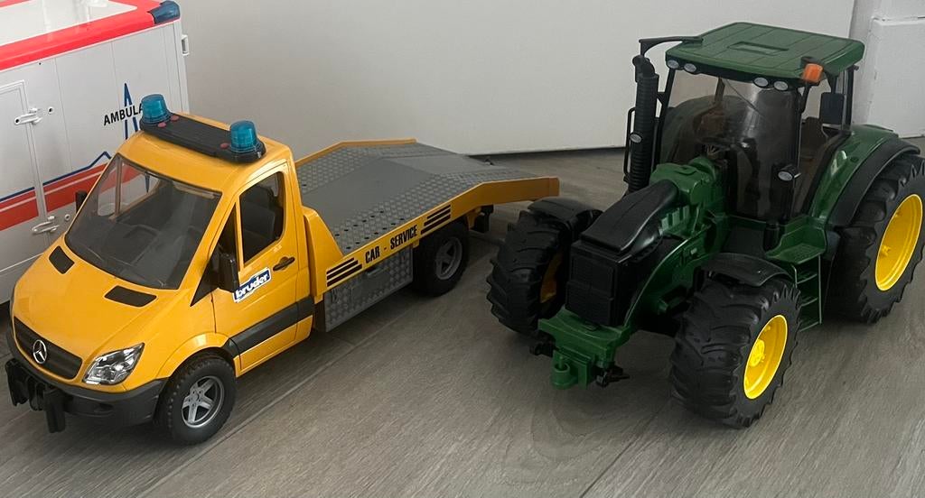 Bruder auto-ambulance en john deere tractor, Ophalen of Verzenden, Gebruikt
