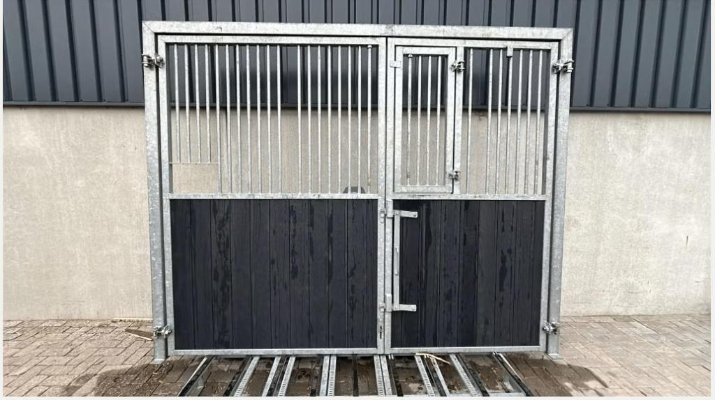 Voorwand Draaibaar | 3000 x 2400 mm. | B-keuze, Weidegang, 4 paarden of pony's of meer