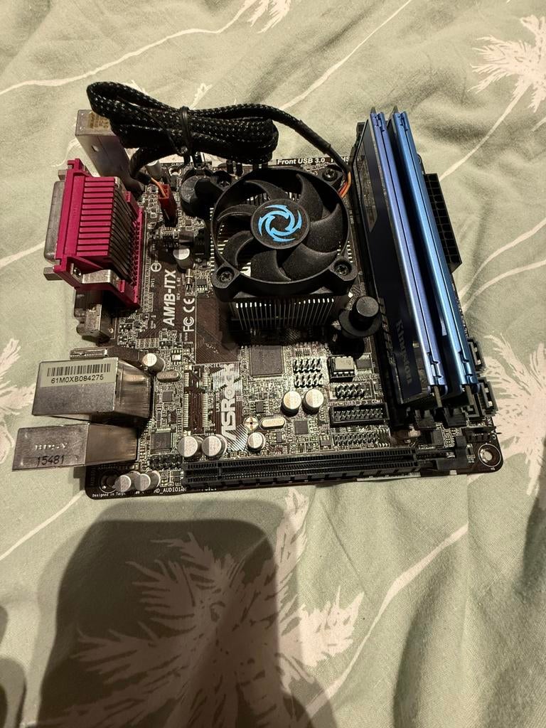 ASRock AM1B-ITX + AMD Athlon 5350 + koeler + ram 2x2 1600, Computers en Software, Moederborden, Ophalen of Verzenden, Zo goed als nieuw