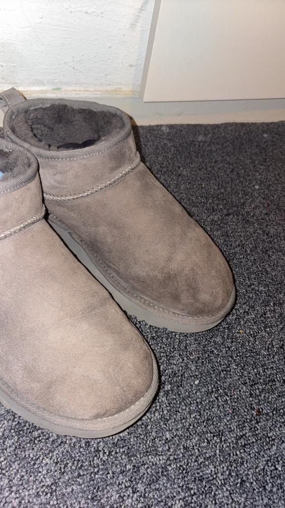 Grijze UGGs, Ophalen of Verzenden, Gedragen, Grijs, Lage of Enkellaarzen