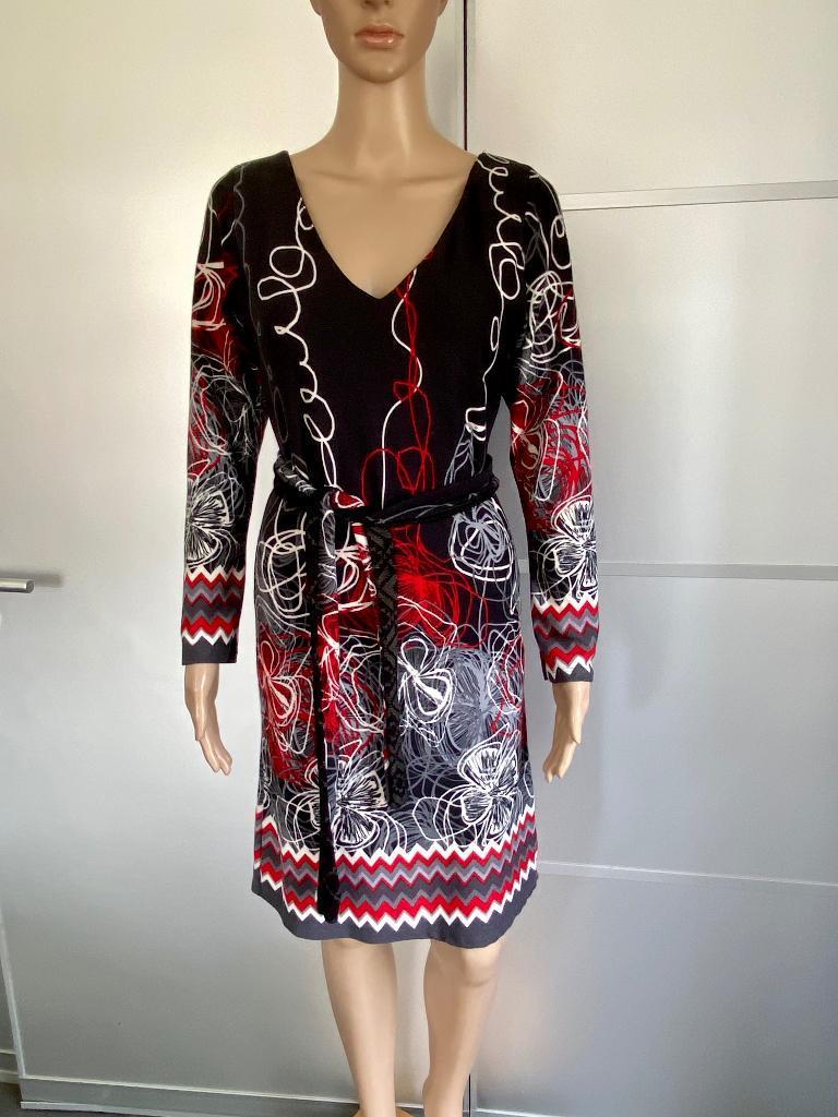 K31 Aparte jurk maat 36=S rood/zwart jurkje, Ophalen of Verzenden, Zo goed als nieuw, Knielengte, Maat 36 (S)