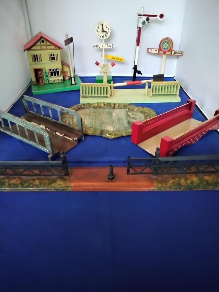 Spoor HO/0 Assortiment: Huisje, Seinen, Vijver, Bruggen, Hek, Ophalen of Verzenden, Gebruikt, Brug, Tunnel of Gebouw, Overige merken