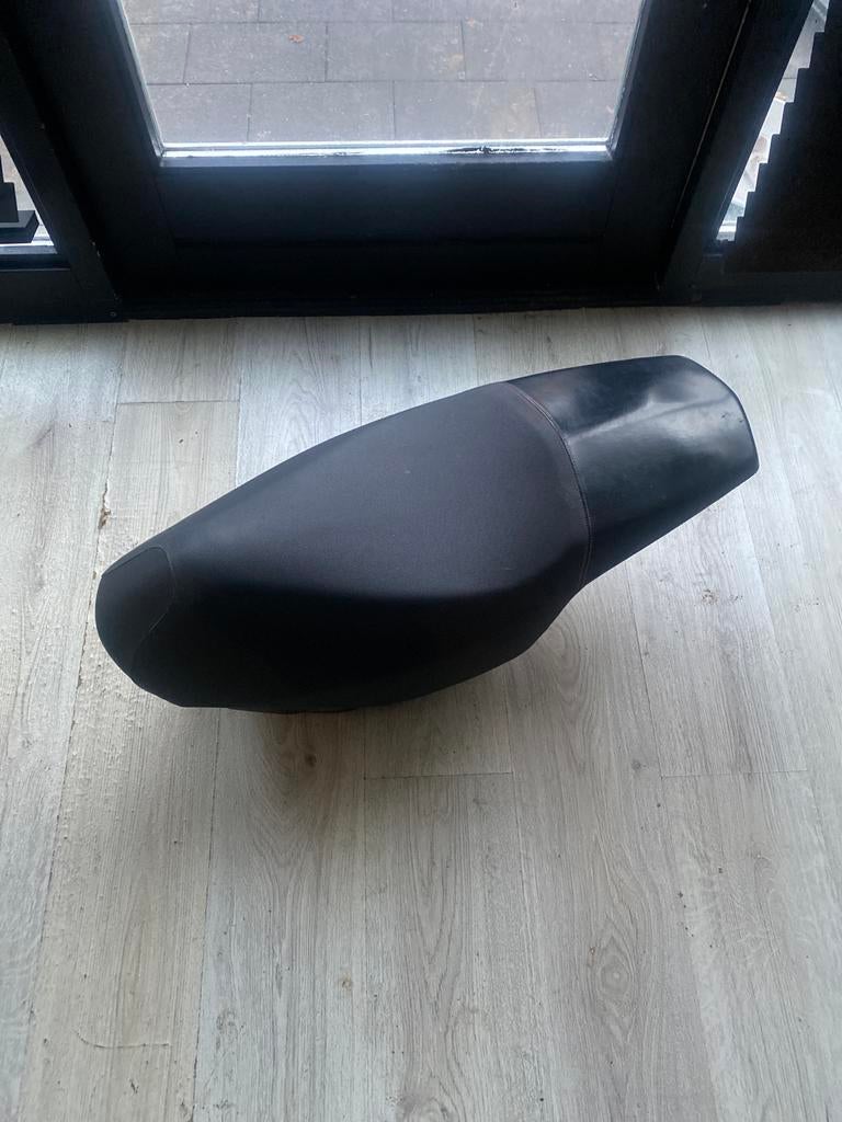 Peugeot Speedfight 3 Buddysit Zadel, Fietsen en Brommers, Brommeronderdelen | Scooters, Ophalen of Verzenden, Gebruikt, Zadel