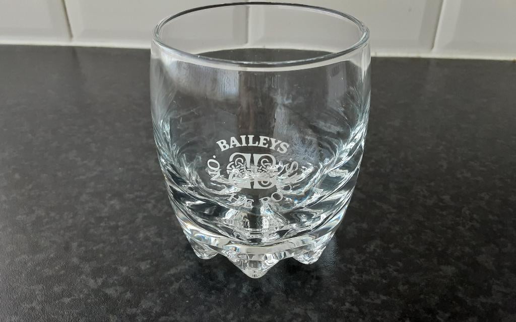 BAILEYS ON THE ROCKS glas, Verzamelen, Ophalen of Verzenden, Zo goed als nieuw, Borrel- of Shotglas
